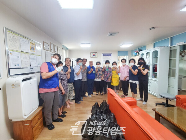 광명시 하안2동 바르게살기운동위원회는 지난 26일 어르신들의 건강한 여름나기를 위해 직접 만든 삼계탕을 관내 4개소 경로당 어르신 170여 명에게 전달했다(제공=하안2동 행정복지센터)