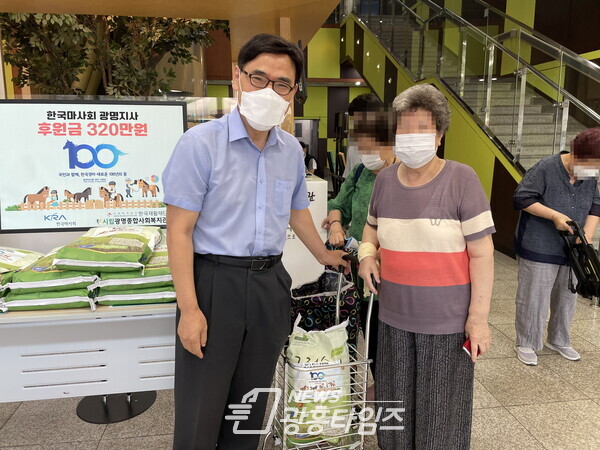 한국마사회 광명지사 기부사업 수행(제공=시립광명종합사회복지관) 한국마사회 광명지사 기부사업 수행(제공=시립광명종합사회복지관)