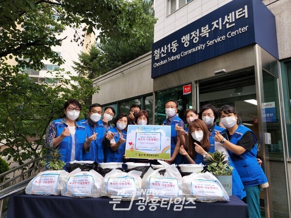 광명시 철산1동 지역사회보장협의체는 지난 25일 여름극복·일상회복·행복 ‘복쓰리 나눔캠페인’을 진행하고 독거어르신과 저소득 취약계층 15가구에 삼계탕과 족발세트 등 포장음식을 전달했다(사진제공=철산1동 행정복지센터) 광명시 철산1동 지역사회보장협의체는 지난 25일 여름극복·일상회복·행복 ‘복쓰리 나눔캠페인’을 진행하고 독거어르신과 저소득 취약계층 15가구에 삼계탕과 족발세트 등 포장음식을 전달했다(사진제공=철산1동 행정복지센터)