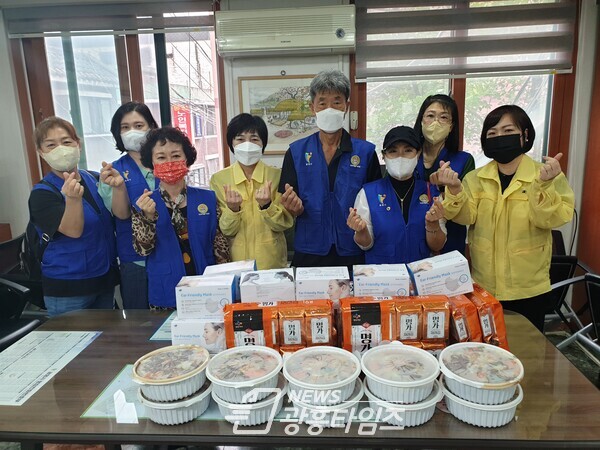 광명시 철산4동 바르게살기위원회는 지난 25일 사랑의 불고기 나눔 행사를 진행하고 정성껏 준비한 소불고기를 관내 어려운 이웃 10가구에 전달했다(사진제공=철산4동 행정복지센터) 광명시 철산4동 바르게살기위원회는 지난 25일 사랑의 불고기 나눔 행사를 진행하고 정성껏 준비한 소불고기를 관내 어려운 이웃 10가구에 전달했다(사진제공=철산4동 행정복지센터)