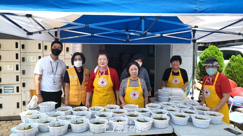 대한적십자사 군자봉사회 계절김치 나눔(제공=군자동 행정복지센터) 대한적십자사 군자봉사회 계절김치 나눔(제공=군자동 행정복지센터)