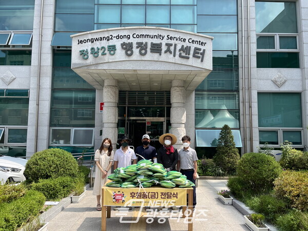 너나우리 연합봉사단, 정왕2동 저소득층에 옥수수 지원(제공=정왕2동 행정복지센터) 너나우리 연합봉사단, 정왕2동 저소득층에 옥수수 지원(제공=정왕2동 행정복지센터)