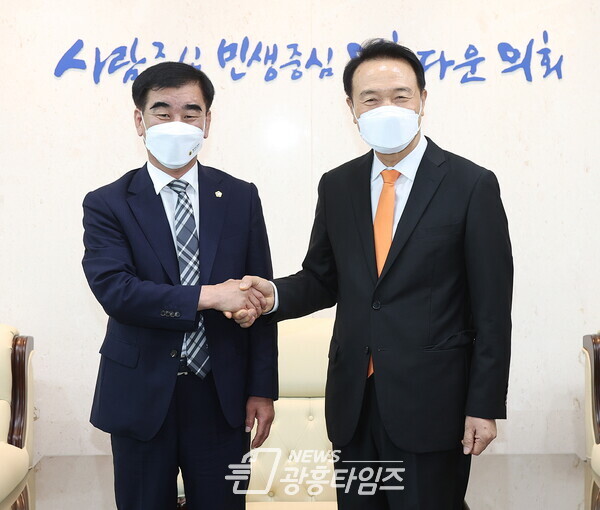 염종현 의장, 임태희 경기도교육감 '협치의지' 다져(제공=경기도의회)