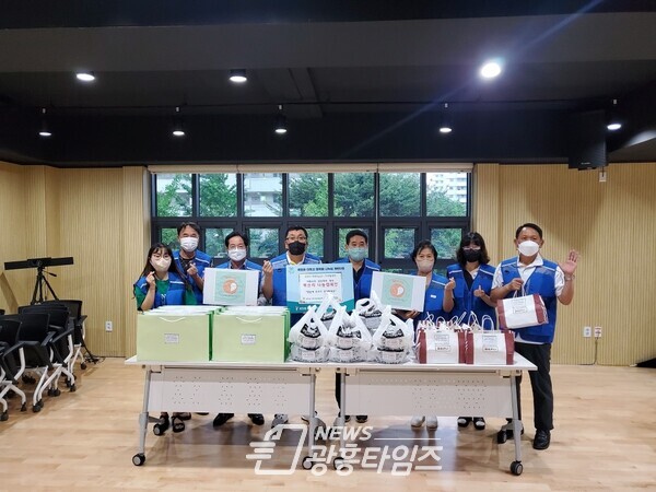 광명시 하안2동 지역사회보장협의체는 지난 9일 ‘여름극복·일상회복·행복 복쓰리 나눔 캠페인’을 진행하고 집중호우로 인한 피해 여부와 안부를 확인했다(제공=하안2동 행정복지센터) 광명시 하안2동 지역사회보장협의체는 지난 9일 ‘여름극복·일상회복·행복 복쓰리 나눔 캠페인’을 진행하고 집중호우로 인한 피해 여부와 안부를 확인했다(제공=하안2동 행정복지센터)