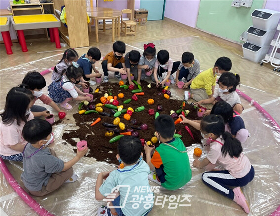 미술 퍼포먼스(제공=시흥시육아종합지원센터)