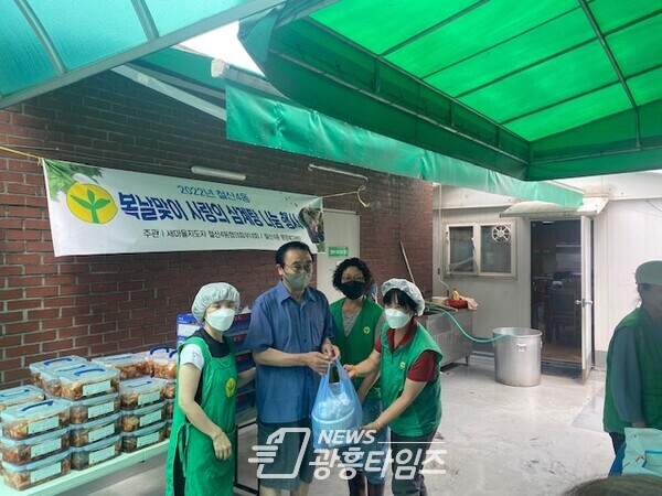 광명시 철산4동 새마을지도자협의회·부녀회는 지난 11일 집중호우로 집안이 침수되며 어려움을 겪은 독거노인 50가구에 삼계탕을 전달했다(제공=철산4동 행정복지센터) 광명시 철산4동 새마을지도자협의회·부녀회는 지난 11일 집중호우로 집안이 침수되며 어려움을 겪은 독거노인 50가구에 삼계탕을 전달했다(제공=철산4동 행정복지센터)