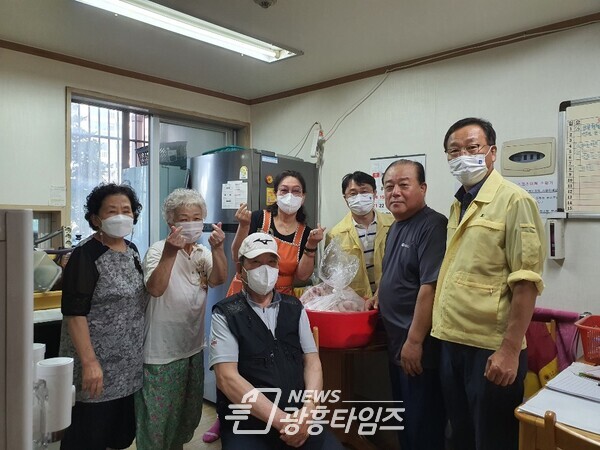 광명시 철산1동 주민자치회는 12일 어르신들의 건강한 여름나기를 위해 직접 준비한 삼계탕을 관내 5개소 경로당 어르신 125명에게 전달했다(제공=철산1동 행정복지센터)
