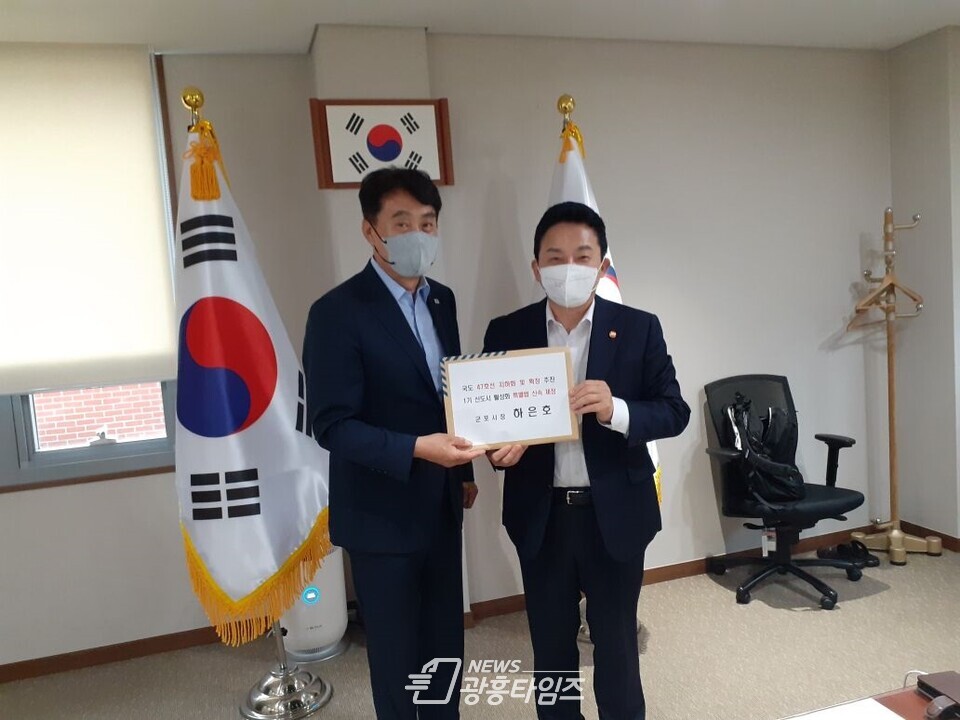 왼쪽 하은호 군포시장, 오른쪽 원희룡 국토교통부 장관(제공=군포시)