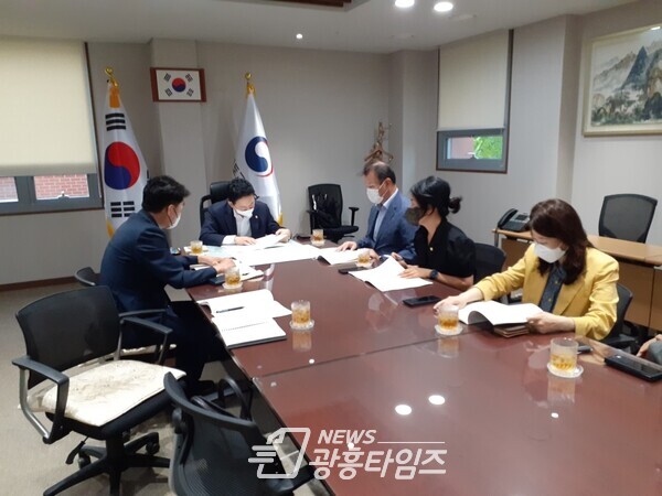 왼쪽부터 하은호 군포시장, 원희룡 국토교통부 장관, 이승일 군포 부시장(제공=군포시)