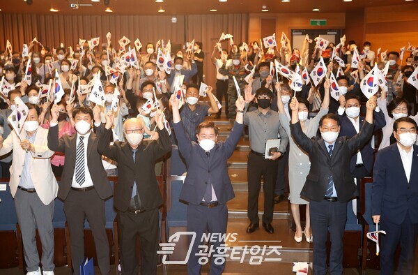 광명시는 15일 광명시민회관 대공연장에서 박승원 시장 광복회 회원 일반 시민 등 약 200여 명이 참석한 가운데 제77주년 광복절 기념식을 개최했다(제공=광명시)