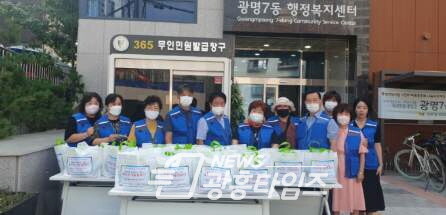 광명시 광명7동 지역사회보장협의체는 지난 12일 여름극복·일상회복·행복 ‘복쓰리 나눔 캠페인’을 진행하고 이번 폭우로 인한 수해 가구 및 독거노인 한부모 다자녀가정 등 지역 내 어려운 이웃 40가구에 포장 음식을 전달했다(제공=광명7동 행정복지센터)