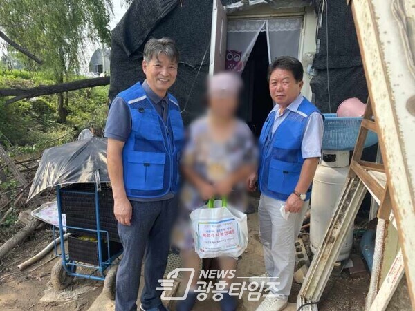 광명시 광명7동 지역사회보장협의체는 지난 12일 여름극복·일상회복·행복 ‘복쓰리 나눔 캠페인’을 진행하고 이번 폭우로 인한 수해 가구 및 독거노인 한부모 다자녀가정 등 지역 내 어려운 이웃 40가구에 포장 음식을 전달했다(제공=광명7동 행정복지센터)