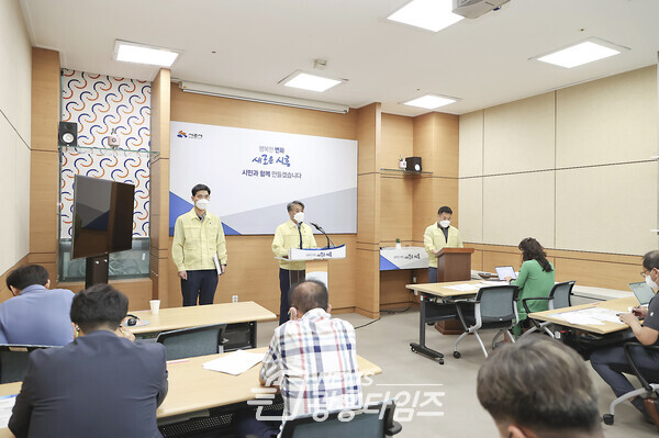 이종성 환경국장_옥구천 폐수관련 언론브리핑(제공=시흥시) 이종성 환경국장_옥구천 폐수관련 언론브리핑(제공=시흥시)