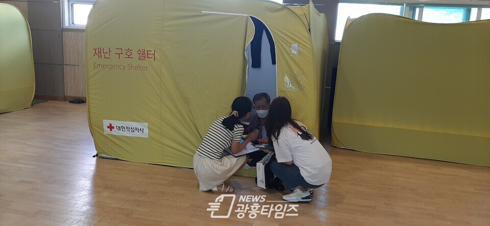 군포시 무한돌봄센터에서 임시거주시설 이재민과 상담을 진행하고 있다(사진제공=군포시) 군포시 무한돌봄센터에서 임시거주시설 이재민과 상담을 진행하고 있다(사진제공=군포시)