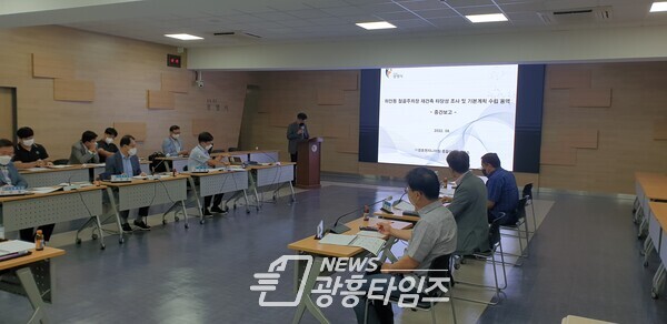 광명시는 17일 시청 중회의실에서 하안동 철골주차장 재건축 타당성 조사 및 기본계획 수립용역 중간보고회를 가졌다(제공=광명시)