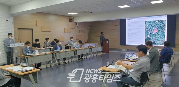 광명시는 17일 시청 중회의실에서 하안동 철골주차장 재건축 타당성 조사 및 기본계획 수립용역 중간보고회를 가졌다(제공=광명시)