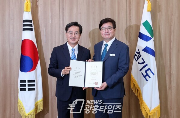 김동연 지사로부터 임명장을 받은 염태영 경제부지사(제공=경기도) 김동연 지사로부터 임명장을 받은 염태영 경제부지사(제공=경기도)