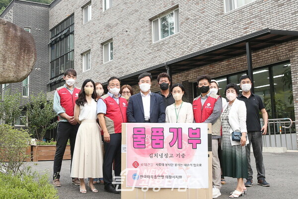 한국자유총연맹 의왕시지회 기부(사진제공=의왕시) 한국자유총연맹 의왕시지회 기부(사진제공=의왕시)