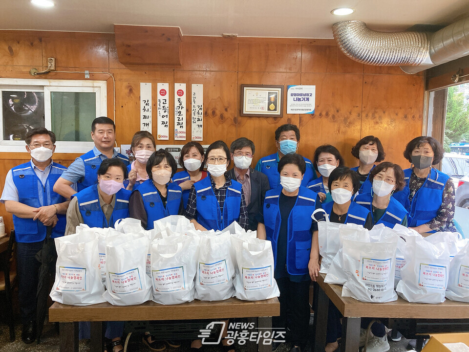 광명시 하안1동 지역사회보장협의체는 지난 19일 여름극복·일상회복·행복 ‘복쓰리 나눔캠페인’을 진행하고 어려운 이웃 64가구에 보양식을 전달했다(제공=하안1동 행정복지센터)