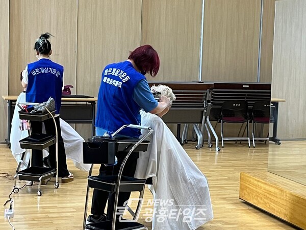 매화동 위원회 미용봉사(제공=매화동 행정복지센터) 매화동 위원회 미용봉사(제공=매화동 행정복지센터)