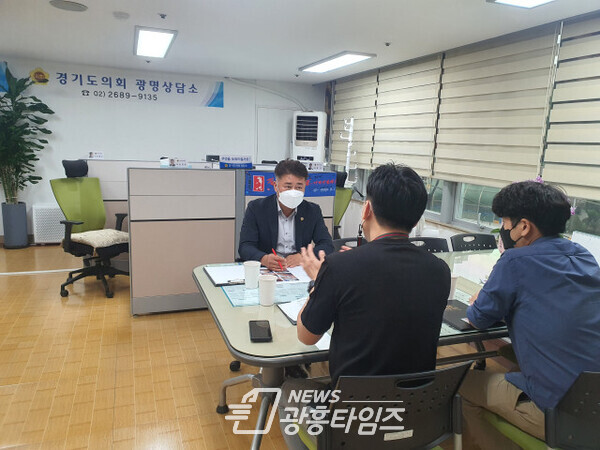 김정호 의원, 광명중학교 운동부 휴게실 침수피해 대책 논의(제공=경기도의회 광명상담소) 김정호 의원, 광명중학교 운동부 휴게실 침수피해 대책 논의(제공=경기도의회 광명상담소)