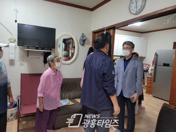 정왕1동 경로당 위문품 전달(사진제공=정왕1동 행정복지센터) 정왕1동 경로당 위문품 전달(사진제공=정왕1동 행정복지센터)