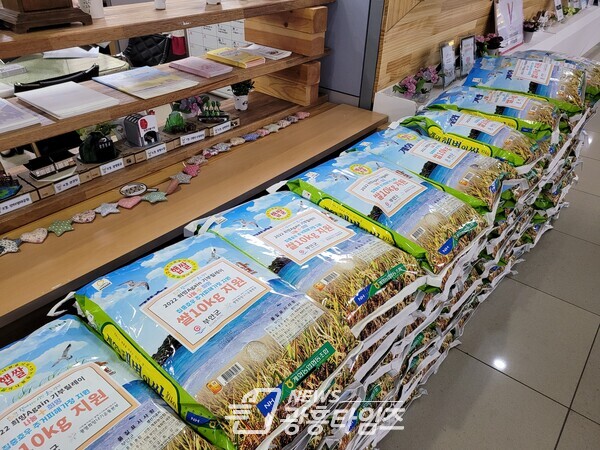 광명시는 지난 8월 31일 친선결연도시인 부안군에서 기부한 햅쌀 100포( 1 000kg)를 집중호우로 피해를 겪은 수재민 100가구에 전달했다(제공=광명시) 광명시는 지난 8월 31일 친선결연도시인 부안군에서 기부한 햅쌀 100포( 1 000kg)를 집중호우로 피해를 겪은 수재민 100가구에 전달했다(제공=광명시)