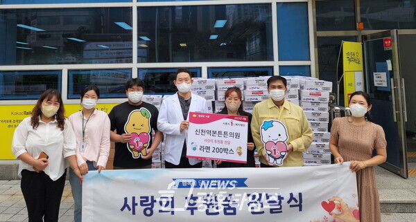 신천역본튼튼의원 후원품 전달(사진제공=대야동 행정복지센터) 신천역본튼튼의원 후원품 전달(사진제공=대야동 행정복지센터)