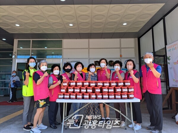 광명시 소하1동 나눔누리터는 지난 9월 1일 소하1동 행정복지센터에서 지역 내 어려운 이웃 70가구에 고추장을 나눠주는 행사를 가졌다(사진제공=소하1동 행정복지센터) 광명시 소하1동 나눔누리터는 지난 9월 1일 소하1동 행정복지센터에서 지역 내 어려운 이웃 70가구에 고추장을 나눠주는 행사를 가졌다(사진제공=소하1동 행정복지센터)