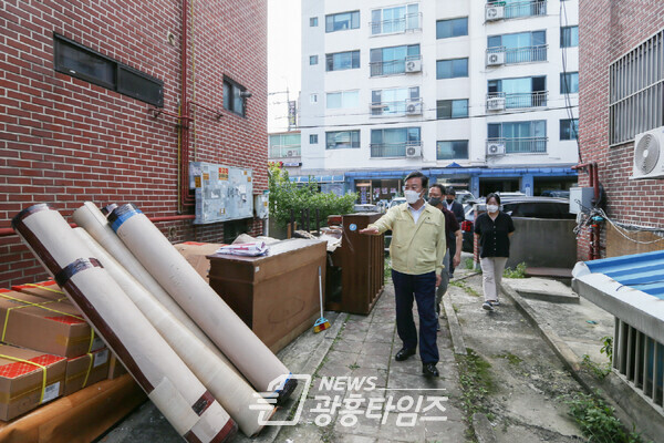사랑의 집수리 봉사(사진제공=부곡동 주민센터) 사랑의 집수리 봉사(사진제공=부곡동 주민센터)