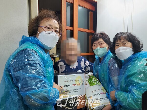 광명시 광명4동 새마을지도자협의회·부녀회는 추석을 앞두고 지난 5일 ‘추석맞이 햅쌀 나눔 행사’를 진행했다(제공=광명4동 행정복지센터) 광명시 광명4동 새마을지도자협의회·부녀회는 추석을 앞두고 지난 5일 ‘추석맞이 햅쌀 나눔 행사’를 진행했다(제공=광명4동 행정복지센터)