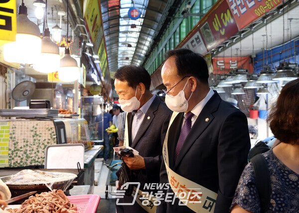 6일 광명시의회 의장단이 지역 내 전통시장과 새마을시장을 차례대로 방문해 물가체험 및 장보기 행사를 진행하고 있다(사진제공=광명시의회)
