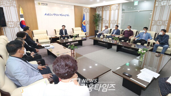 염종현 의장, 남양주 지방도 387호선 화도-운수 확포장 공사 '조기착공' 건의서 전달받아(제공=경기도의회)