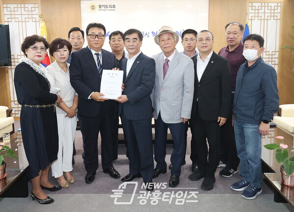 염종현 의장, 남양주 지방도 387호선 화도-운수 확포장 공사 '조기착공' 건의서 전달받아(제공=경기도의회)