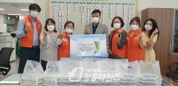 광명365지역사회봉사단은 지난 13일 광명시 광명7동 복지사각지대 10가구에 행복을 전하는 밑반찬 나눔 봉사를 펼쳤다(제공=광명7동 행정복지센터) 광명365지역사회봉사단은 지난 13일 광명시 광명7동 복지사각지대 10가구에 행복을 전하는 밑반찬 나눔 봉사를 펼쳤다(제공=광명7동 행정복지센터)