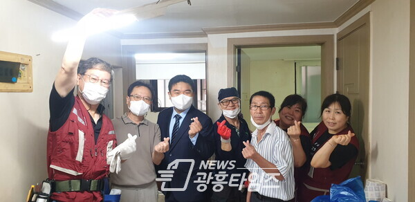 미소나눔 집수리봉사(사진제공=부곡동 주민센터) 미소나눔 집수리봉사(사진제공=부곡동 주민센터)