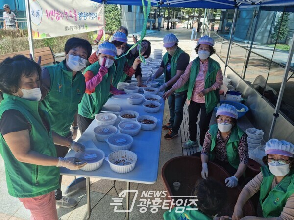 광명시 철산3동 새마을부녀회는 지난 26일 관내 취약계층 70가구에 정성껏 준비한 소불고기를 전달했다(사진제공=철산3동 행정복지센터) 광명시 철산3동 새마을부녀회는 지난 26일 관내 취약계층 70가구에 정성껏 준비한 소불고기를 전달했다(사진제공=철산3동 행정복지센터)
