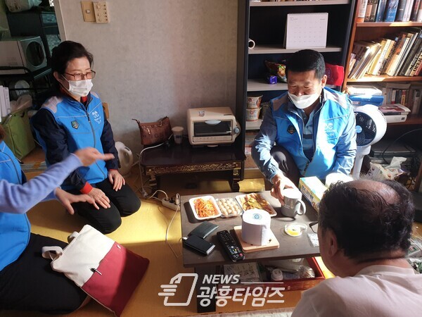광명시 하안1동 지역사회보장협의체는 취약계층 중장년층과 독거노인의 건강한 일상을 지원하기 위해 밑반찬을 나누는 특성화사업 ‘행복 나눔 건강 더하기’를 추진한다(사진제공=하안1동 행정복지센터) 광명시 하안1동 지역사회보장협의체는 취약계층 중장년층과 독거노인의 건강한 일상을 지원하기 위해 밑반찬을 나누는 특성화사업 ‘행복 나눔 건강 더하기’를 추진한다(사진제공=하안1동 행정복지센터)