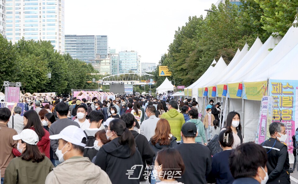 광명시의 문화백신 기획축제 ‘페스티벌 광명 2022’가 10월 8일과 9일 이틀간 철산역 앞 8차선 도로를 차 없는 거리에서 펼쳐지며 4만 5천여 명이 함께 축제를 즐겼다(사진제공=광명시) 광명시의 문화백신 기획축제 ‘페스티벌 광명 2022’가 10월 8일과 9일 이틀간 철산역 앞 8차선 도로를 차 없는 거리에서 펼쳐지며 4만 5천여 명이 함께 축제를 즐겼다(사진제공=광명시)