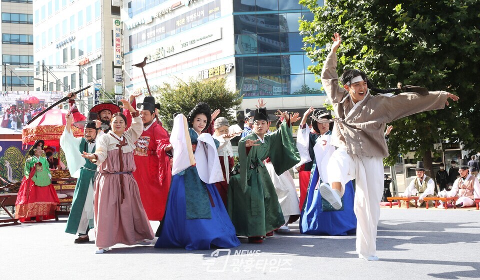 광명시의 문화백신 기획축제 ‘페스티벌 광명 2022’가 10월 8일과 9일 이틀간 철산역 앞 8차선 도로를 차 없는 거리에서 펼쳐지며 4만 5천여 명이 함께 축제를 즐겼다(사진제공=광명시) 광명시의 문화백신 기획축제 ‘페스티벌 광명 2022’가 10월 8일과 9일 이틀간 철산역 앞 8차선 도로를 차 없는 거리에서 펼쳐지며 4만 5천여 명이 함께 축제를 즐겼다(사진제공=광명시)