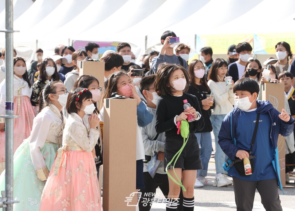 광명시의 문화백신 기획축제 ‘페스티벌 광명 2022’가 10월 8일과 9일 이틀간 철산역 앞 8차선 도로를 차 없는 거리에서 펼쳐지며 4만 5천여 명이 함께 축제를 즐겼다(사진제공=광명시) 광명시의 문화백신 기획축제 ‘페스티벌 광명 2022’가 10월 8일과 9일 이틀간 철산역 앞 8차선 도로를 차 없는 거리에서 펼쳐지며 4만 5천여 명이 함께 축제를 즐겼다(사진제공=광명시)