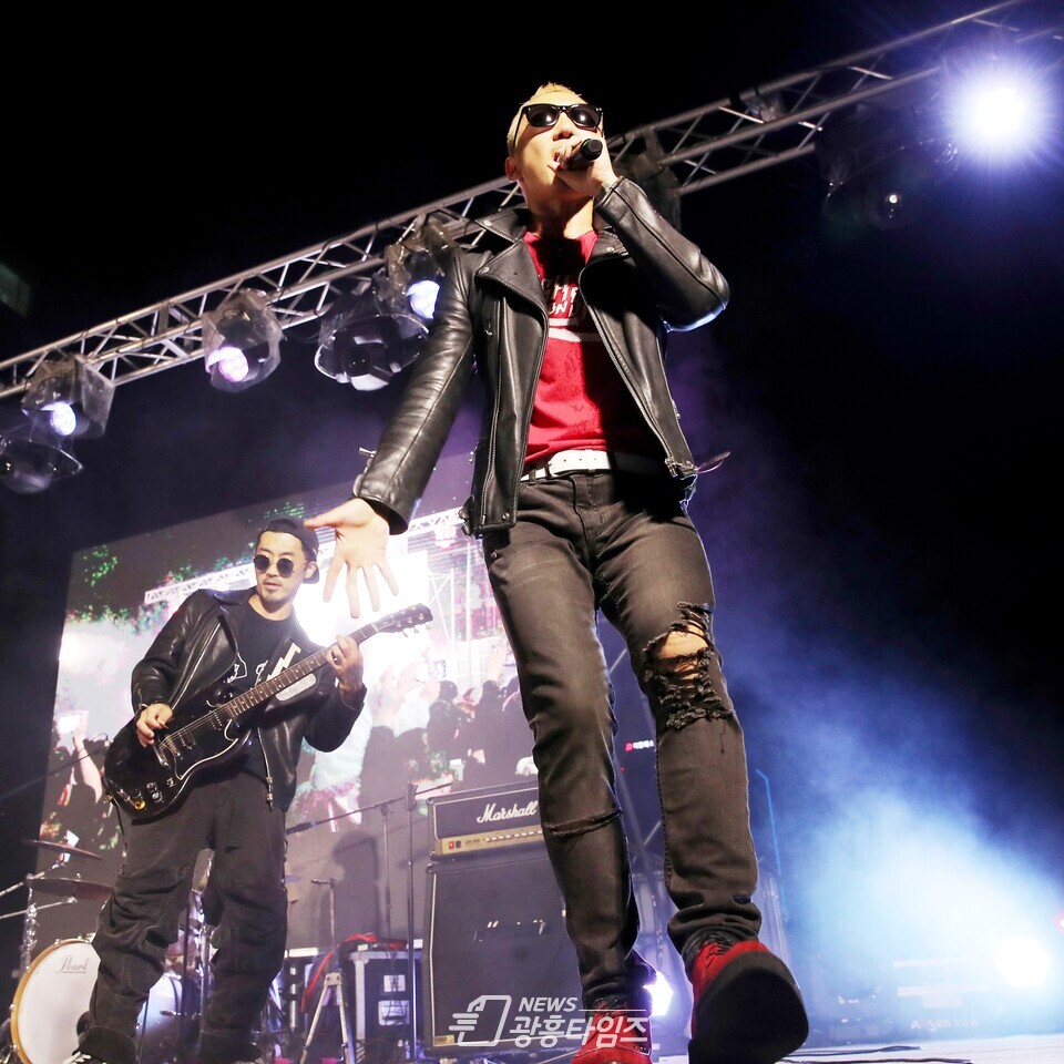 광명시의 문화백신 기획축제 ‘페스티벌 광명 2022’가 10월 8일과 9일 이틀간 철산역 앞 8차선 도로를 차 없는 거리에서 펼쳐지며 4만 5천여 명이 함께 축제를 즐겼다(사진제공=광명시) 광명시의 문화백신 기획축제 ‘페스티벌 광명 2022’가 10월 8일과 9일 이틀간 철산역 앞 8차선 도로를 차 없는 거리에서 펼쳐지며 4만 5천여 명이 함께 축제를 즐겼다(사진제공=광명시)