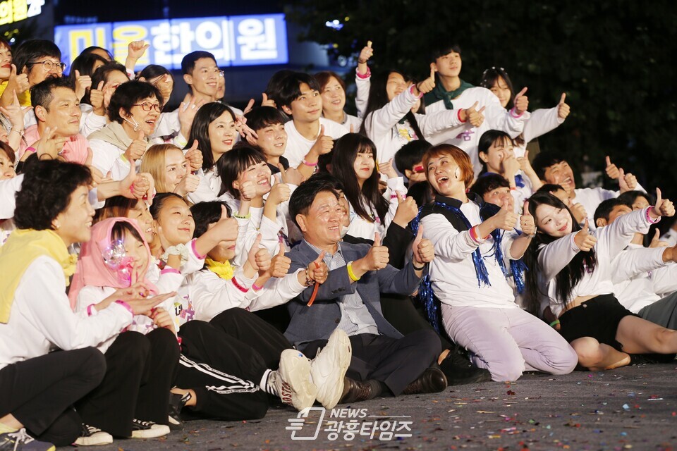 광명시의 문화백신 기획축제 ‘페스티벌 광명 2022’가 10월 8일과 9일 이틀간 철산역 앞 8차선 도로를 차 없는 거리에서 펼쳐지며 4만 5천여 명이 함께 축제를 즐겼다(사진제공=광명시) 광명시의 문화백신 기획축제 ‘페스티벌 광명 2022’가 10월 8일과 9일 이틀간 철산역 앞 8차선 도로를 차 없는 거리에서 펼쳐지며 4만 5천여 명이 함께 축제를 즐겼다(사진제공=광명시)