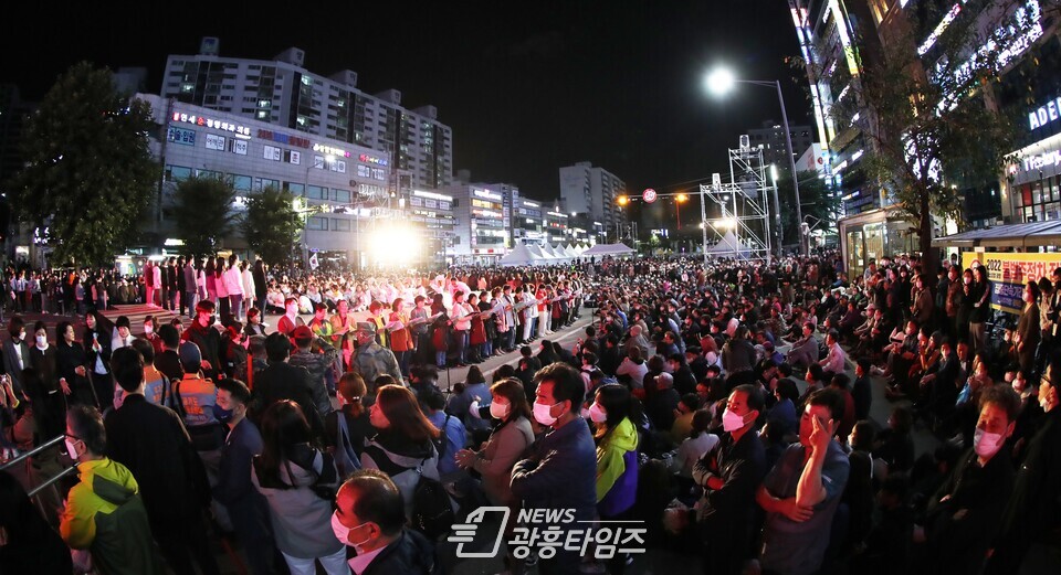 광명시의 문화백신 기획축제 ‘페스티벌 광명 2022’가 10월 8일과 9일 이틀간 철산역 앞 8차선 도로를 차 없는 거리에서 펼쳐지며 4만 5천여 명이 함께 축제를 즐겼다(사진제공=광명시) 광명시의 문화백신 기획축제 ‘페스티벌 광명 2022’가 10월 8일과 9일 이틀간 철산역 앞 8차선 도로를 차 없는 거리에서 펼쳐지며 4만 5천여 명이 함께 축제를 즐겼다(사진제공=광명시)