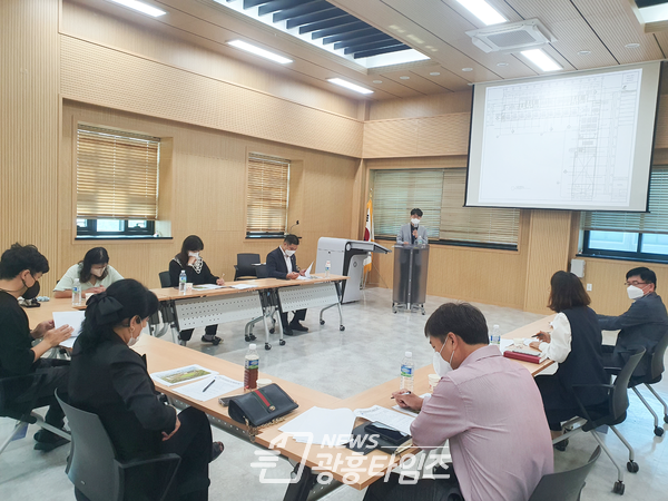 9/30 광명교육지원청에서 최민 도의원 주재로 철산클래스티지 입주자대표, 학부모 회장단과 도덕초 개교 추가 지연을 방지하기 위한 대책을 논의하고 있다(사진제공=최민 의원실) 9/30 광명교육지원청에서 최민 도의원 주재로 철산클래스티지 입주자대표, 학부모 회장단과 도덕초 개교 추가 지연을 방지하기 위한 대책을 논의하고 있다(사진제공=최민 의원실)
