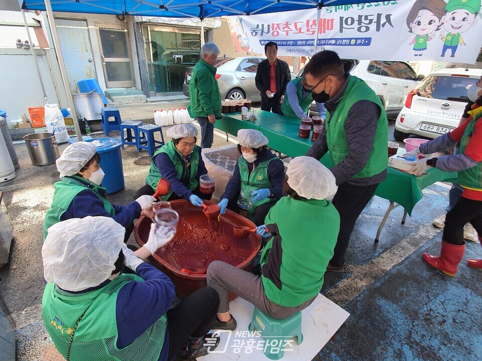 광명시 광명4동 새마을지도자협의회·부녀회는 지난 18일 ‘2022년 사랑의 매실고추장 나눔’ 행사를 열어 직접 담근 고추장과 매실청을 관내 독거노인 등 저소득가정 70가구에 전달했다(사진제공=광명4동 행정복지센터)