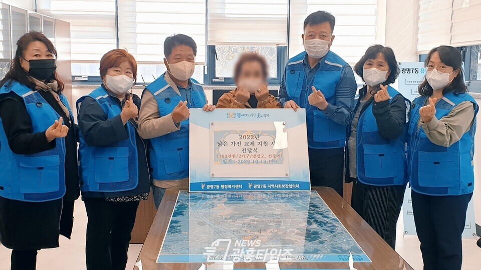 광명시 광명7동 지역사회보장협의체는 지난 19일 낡은 가전 교체 사업을 추진해 독거노인 등 2가구에 냉장고 선풍기 전기매트 등을 전달했다(사진제공=광명시) 광명시 광명7동 지역사회보장협의체는 지난 19일 낡은 가전 교체 사업을 추진해 독거노인 등 2가구에 냉장고 선풍기 전기매트 등을 전달했다(사진제공=광명시)