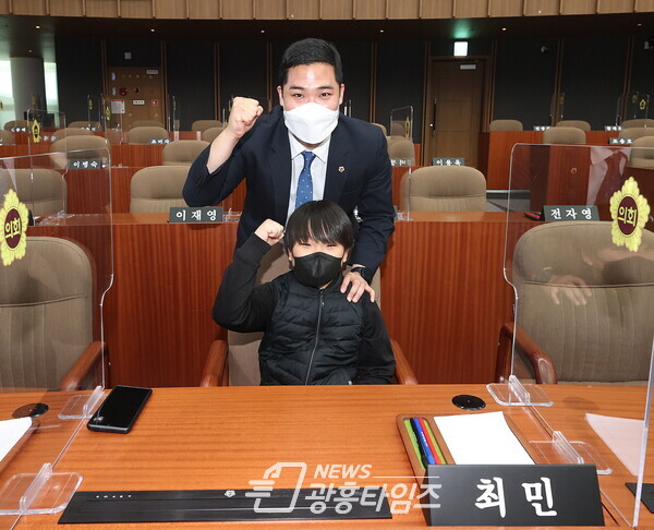 최민 의원, ‘경기도의회 청소년의회교실’ 참석 광명동초등학교 학생 격려 (사진제공=경기도의회) 최민 의원, ‘경기도의회 청소년의회교실’ 참석 광명동초등학교 학생 격려 (사진제공=경기도의회)