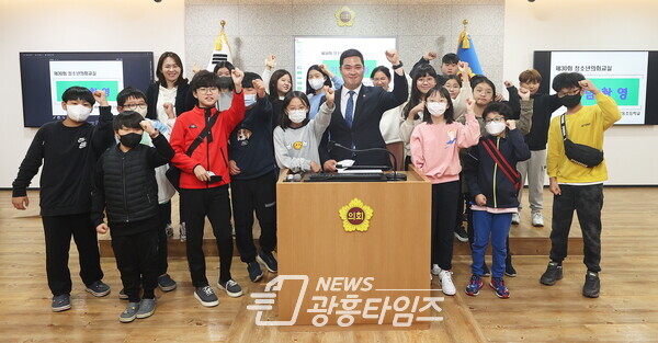 최민 의원, ‘경기도의회 청소년의회교실’ 참석 광명동초등학교 학생 격려 (사진제공=경기도의회) 최민 의원, ‘경기도의회 청소년의회교실’ 참석 광명동초등학교 학생 격려 (사진제공=경기도의회)