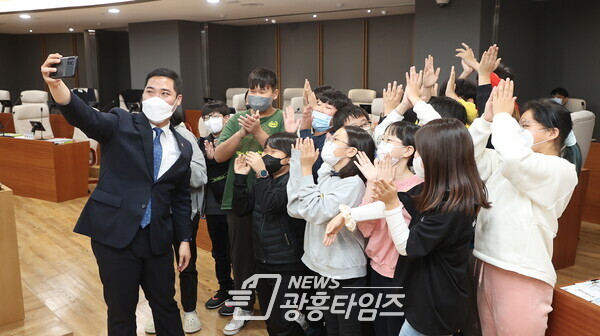 최민 의원, ‘경기도의회 청소년의회교실’ 참석 광명동초등학교 학생 격려 (사진제공=경기도의회) 최민 의원, ‘경기도의회 청소년의회교실’ 참석 광명동초등학교 학생 격려 (사진제공=경기도의회)